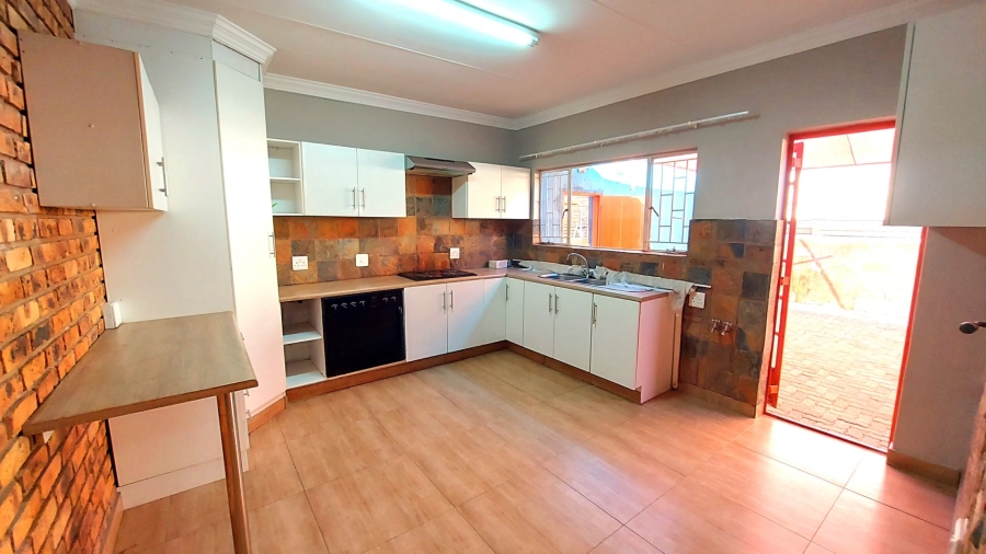 6 Bedroom Property for Sale in Ifafi North West